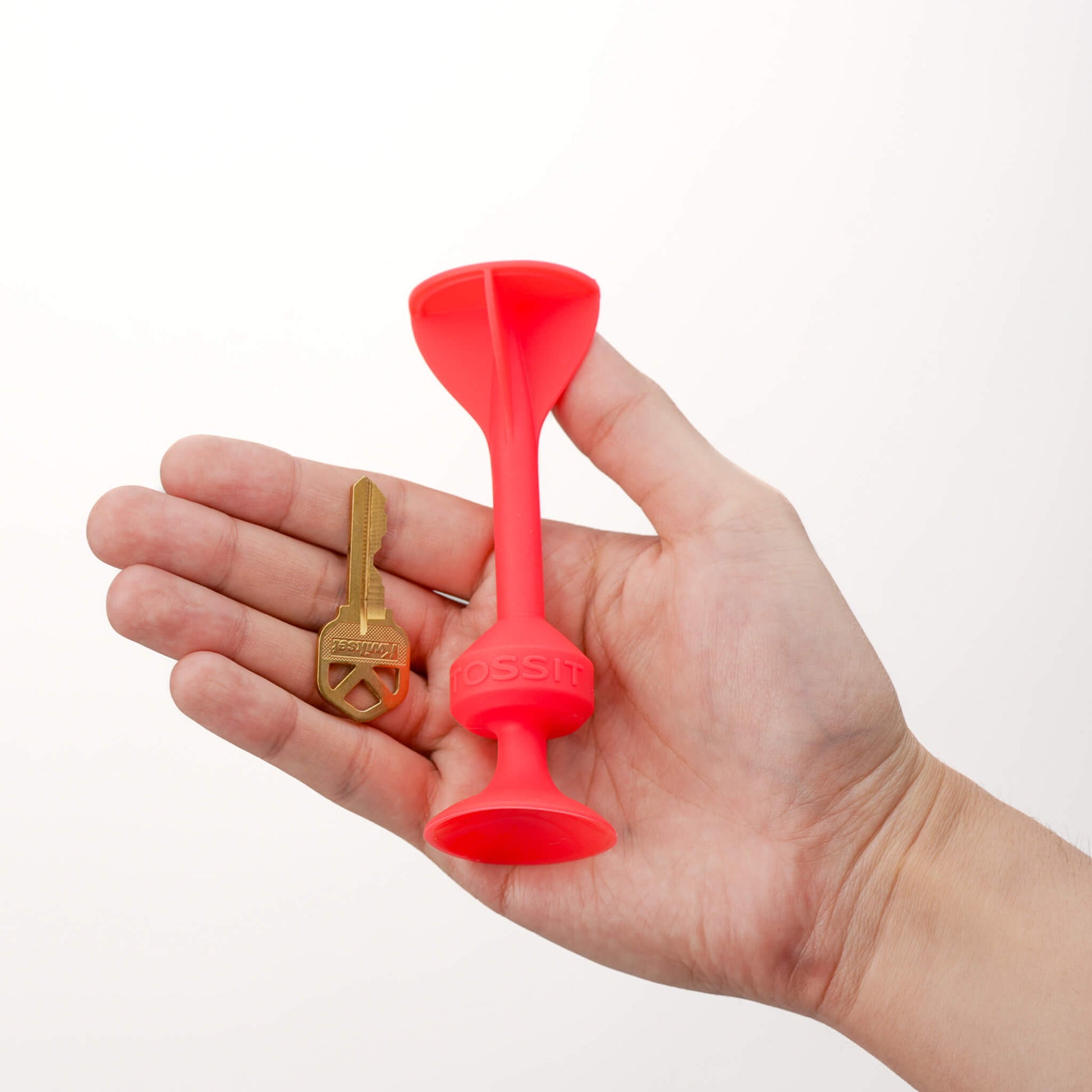 Tossit سهم أحمر في الصورة بجانب المفتاح لإظهار الحجم.