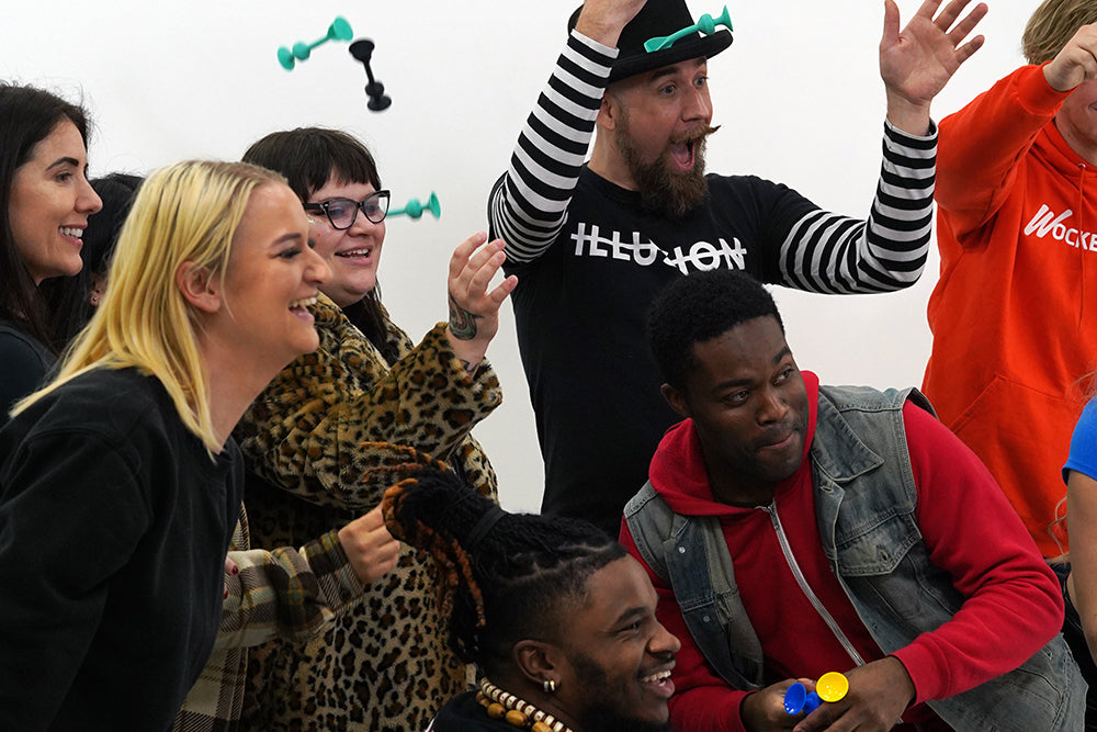 Persone che si divertono giocando a TOSSIT.