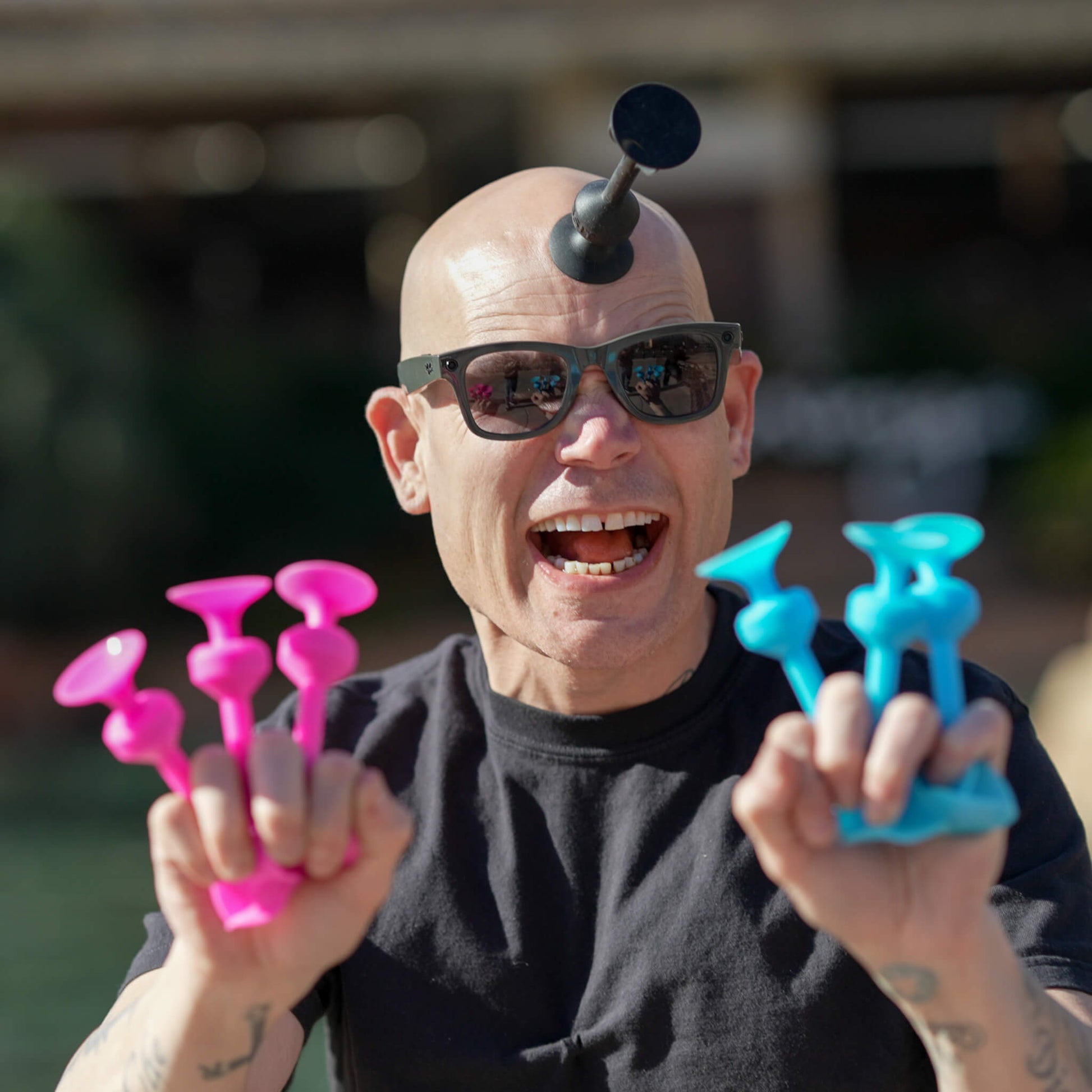 Um dardo tossit espetado na cabeça de um homem careca.