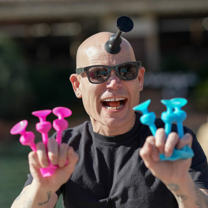 Tossit oyun dartları kel kafalara bile yapışabilir.